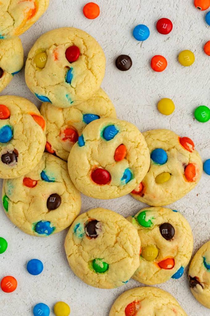 Fare Biscotti dal Mix per Torte 23 Biscotti M&M con preparato per torte sparsi con M&M's sparsi intorno