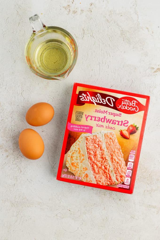 Fare Biscotti dal Mix per Torte 26 Ingredienti per biscotti alla fragola con preparato per torte, inclusi una scatola di preparato per torte alla fragola, due uova e olio vegetale
