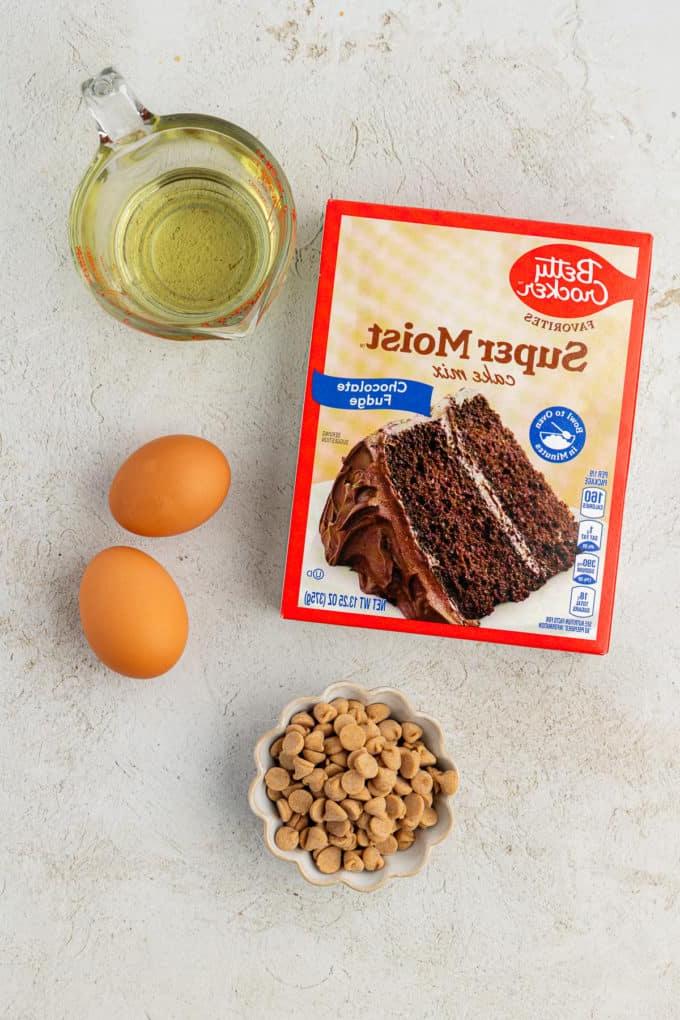 Fare Biscotti dal Mix per Torte 28 Ingredienti per biscotti cioccolato e burro d'arachidi con preparato per torte, inclusi una scatola di preparato per torte al cioccolato, due uova, gocce di burro d'arachidi e olio vegetale