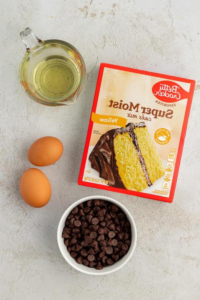 Fare Biscotti dal Mix per Torte 30 Ingredienti per biscotti con gocce di cioccolato e preparato per torte, inclusi preparato per torte giallo, gocce di cioccolato, due uova e olio vegetale
