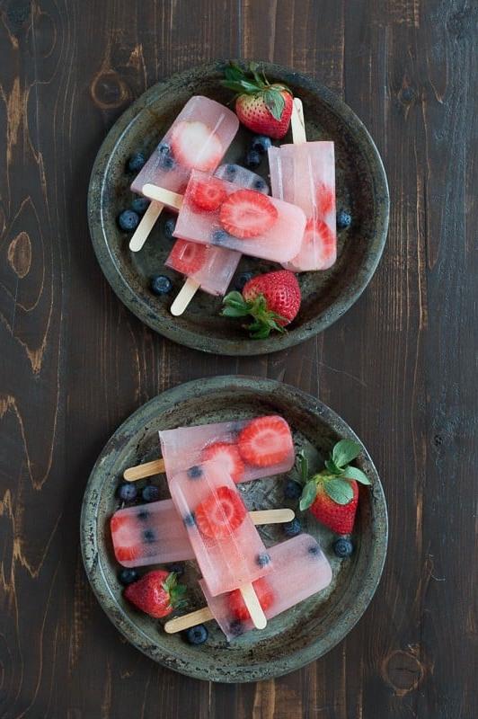 Ghiaccioli al limone e frutti di bosco: perfetti per l'estate con fragole e mirtilli freschi!