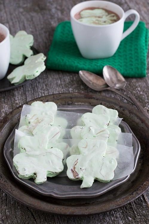 Marshmallow Menta e Cioccolato a Forma di Trifoglio - una divertente ricetta di marshmallow fatti in casa per San Patrizio. Marshmallow Menta e Cioccolato a Forma di Trifoglio su un piatto da portata.