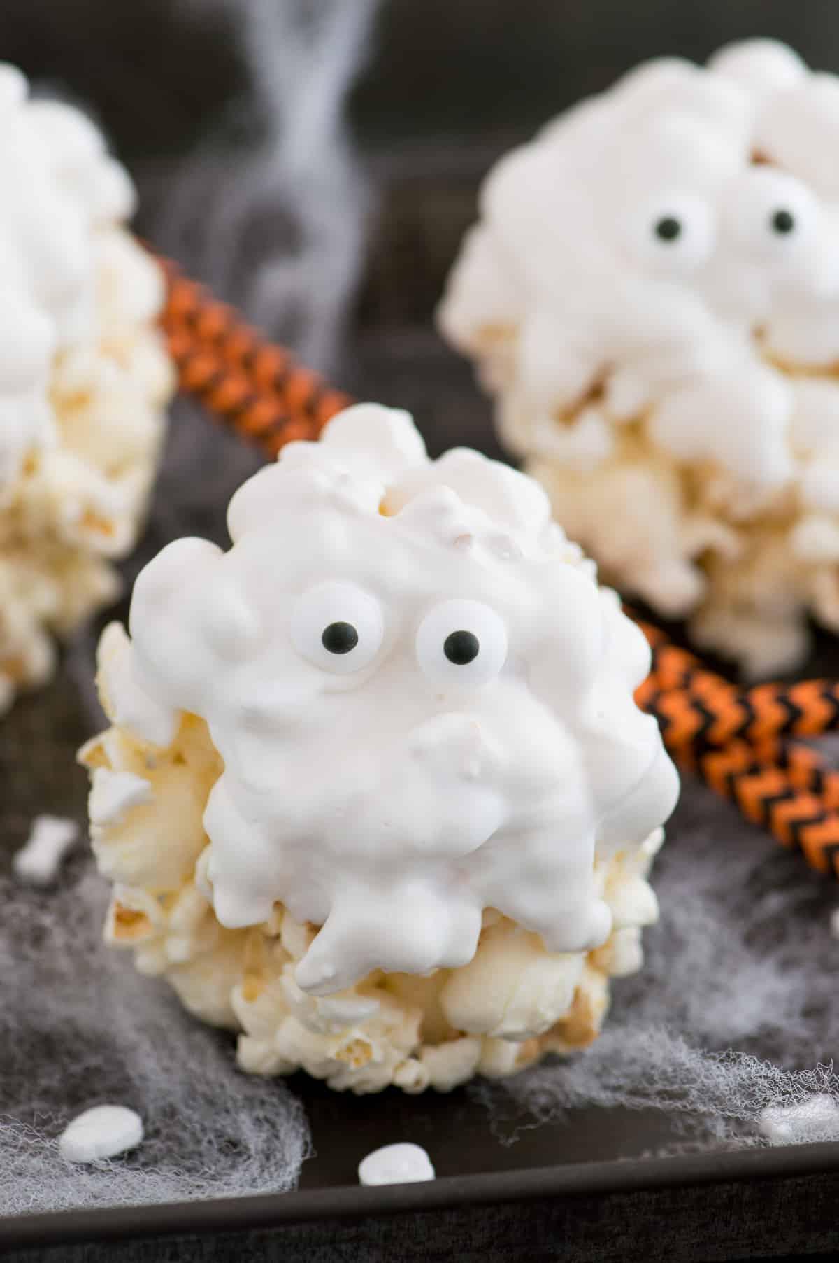 Palle di Popcorn Fantasma 4 Palle di popcorn ricoperte di cioccolato bianco con occhietti di zucchero per assomigliare a fantasmi