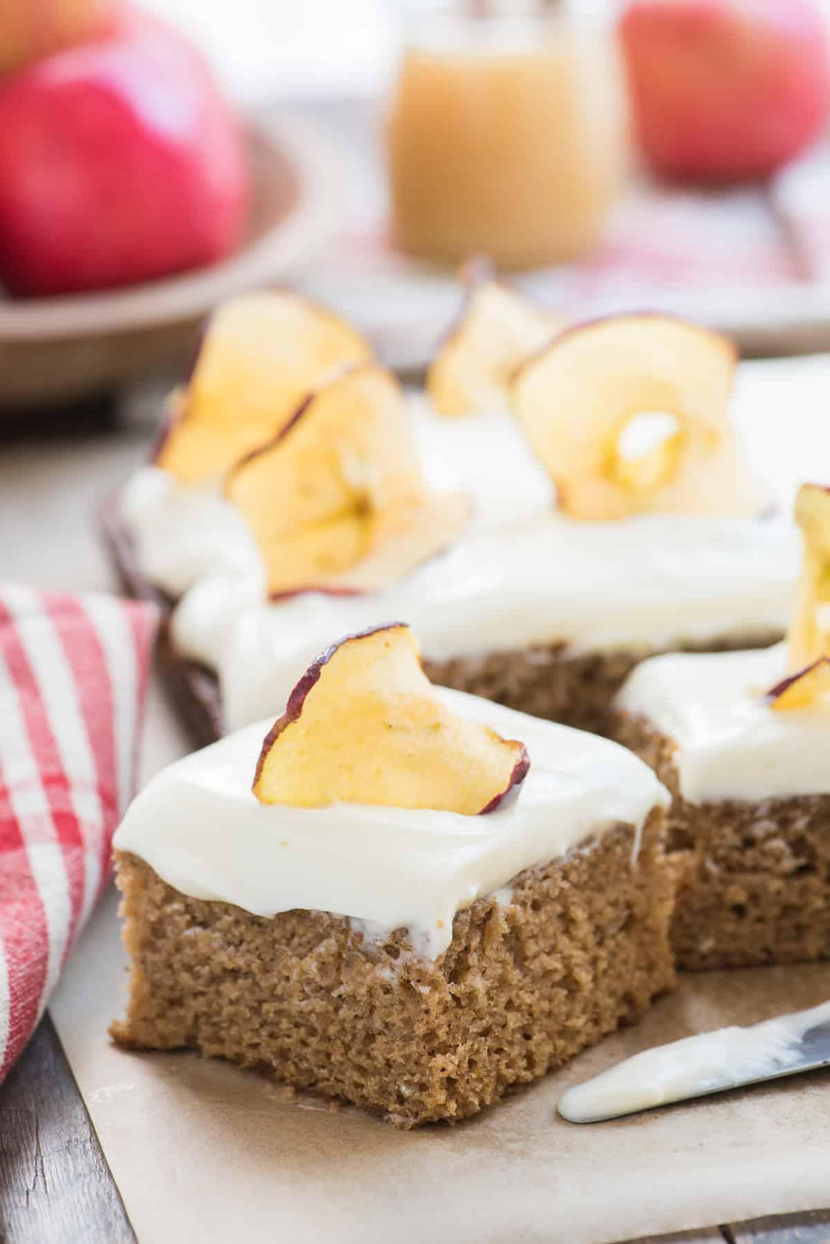 Torta Speziata alla Salsa di Mele 4 Fetta di torta di mele con glassa al formaggio cremoso su carta da forno marrone