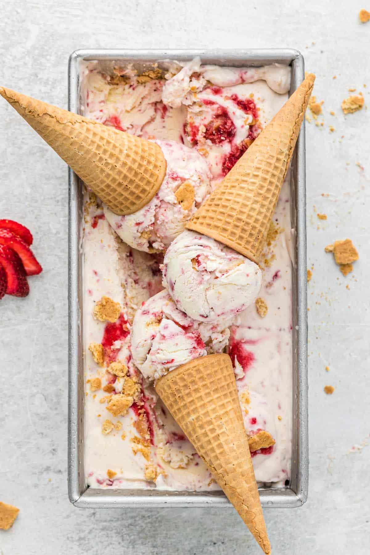 Migliore Gelato al Cheesecake alla Fragola 4 Gelato cheesecake in una teglia da plumcake di metallo con 3 coni gelato