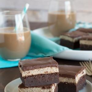 Brownies a Strati con Mousse al Moka 4 Brownies Stratificati Mocha Mousse - brownies perfettamente stratificati con mousse al mocha e ganache al cioccolato!