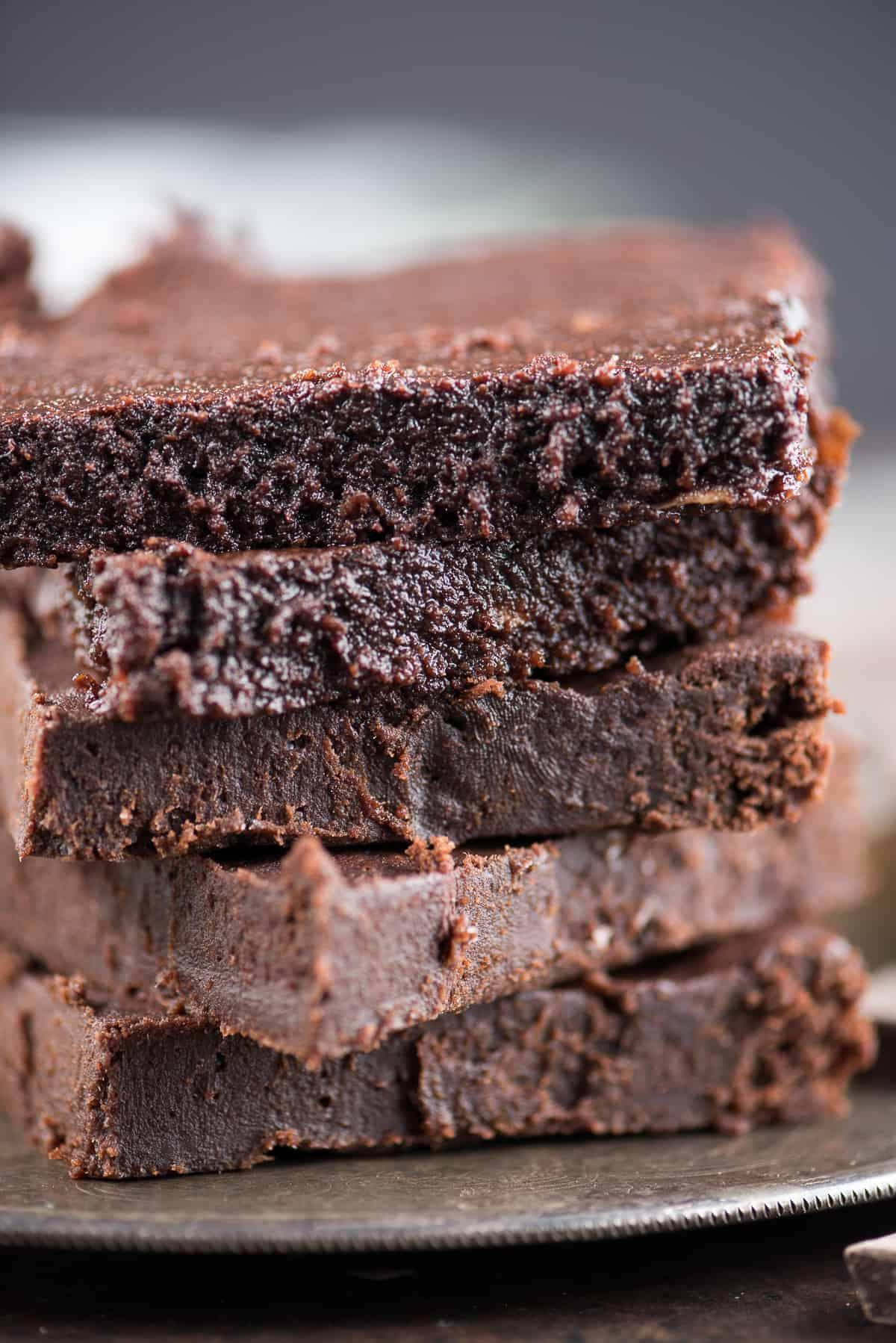I brownies fondenti e salutari dei vostri sogni! Senza zucchero raffinato, burro o olio, con ingredienti comuni e un incredibile gusto fondente. Solo 174 calorie a fetta! Cinque brownies fondenti fatti in casa su una teglia da forno.