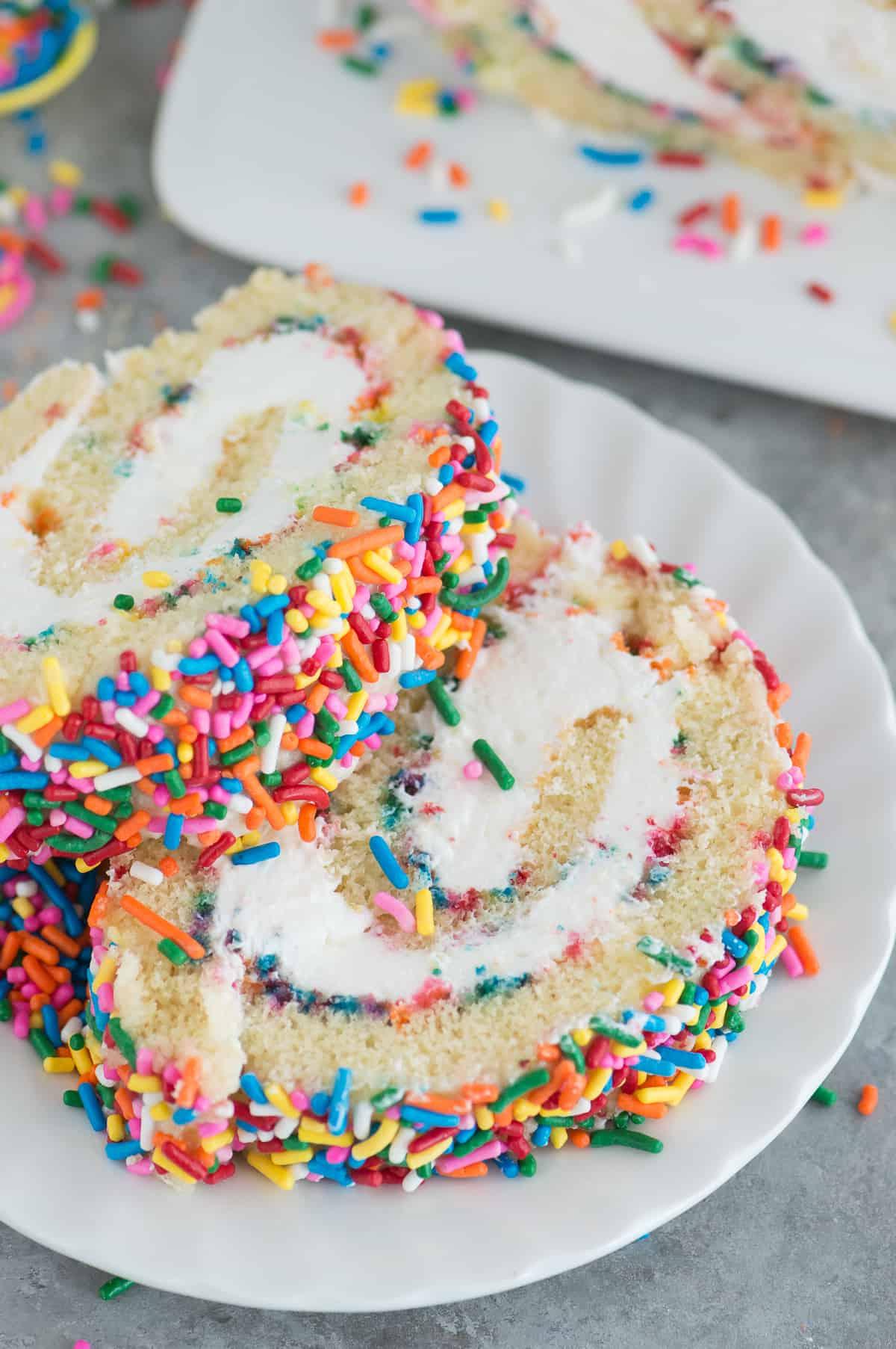 Rotolo di Torta Confetti 4 Teglia da forno foderata con carta forno che sporge leggermente dai bordi, pronta per il rotolo di torta.