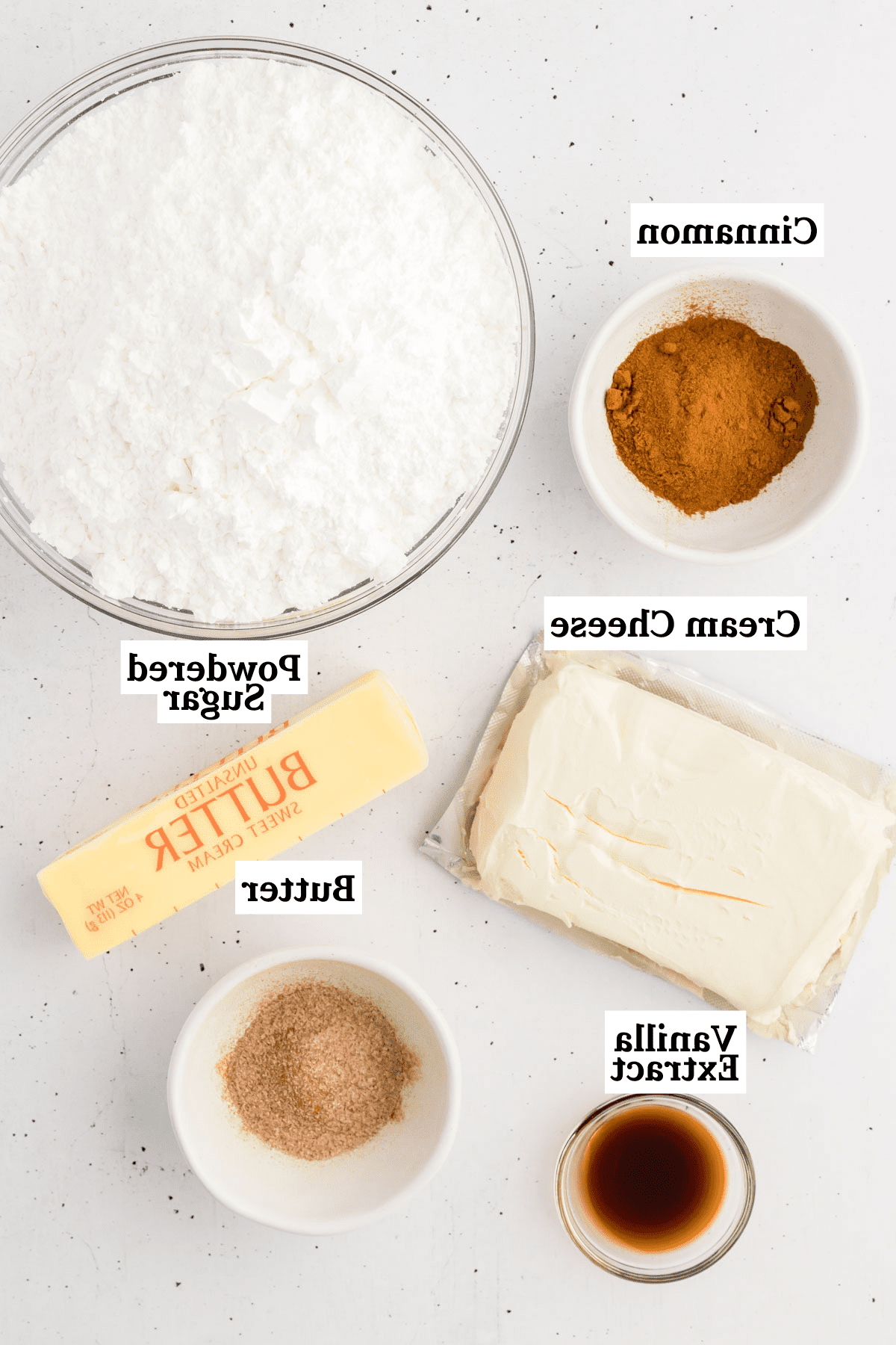**Glassa al formaggio cremoso alla cannella** 4 Ingredientes para glaseado de queso crema con canela, incluyendo canela, azúcar en polvo, queso crema, mantequilla, extracto de vainilla y azúcar de canela