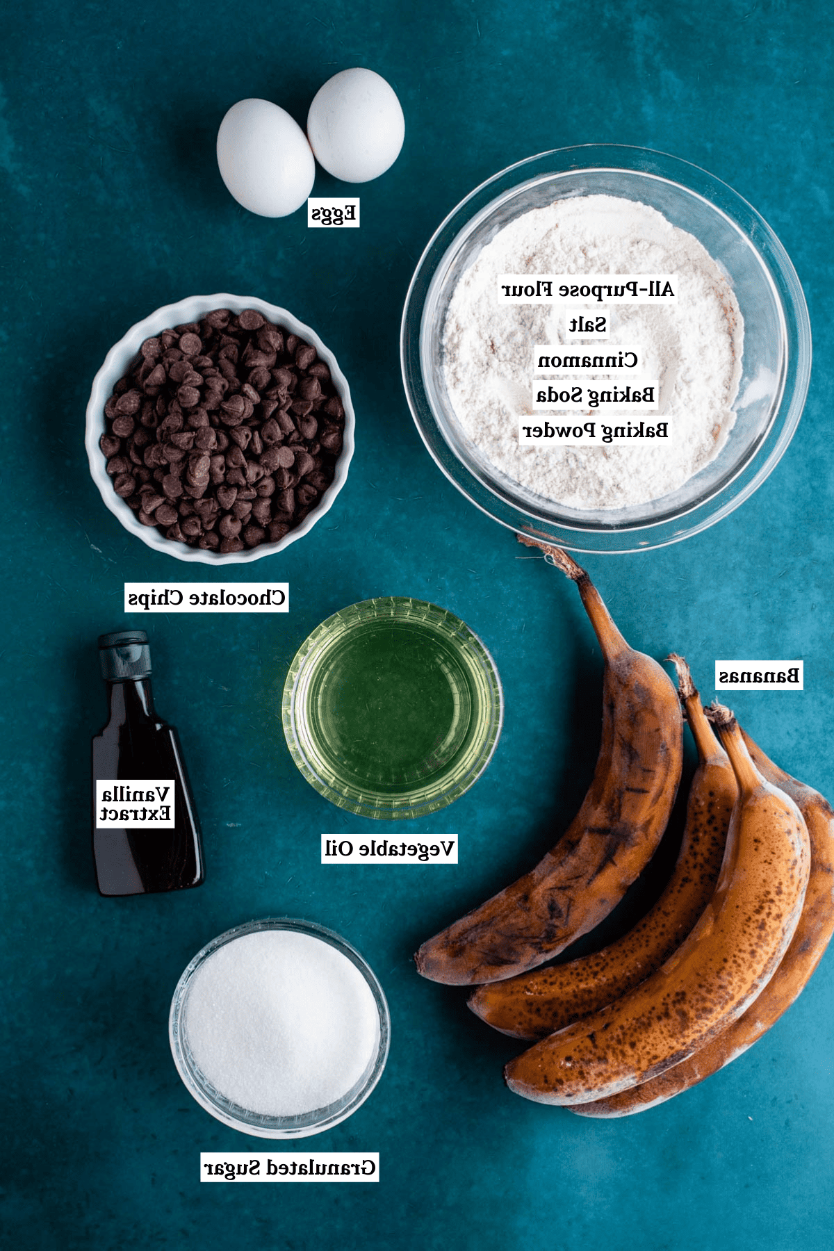Il Miglior Pan di Banane con Gocce di Cioccolato 4 Ingredienti per il pane alle banane e gocce di cioccolato, tra cui farina, sale, cannella, lievito in polvere, bicarbonato di sodio, uova, gocce di cioccolato, olio vegetale, estratto di vaniglia, banane troppo mature e zucchero semolato.
