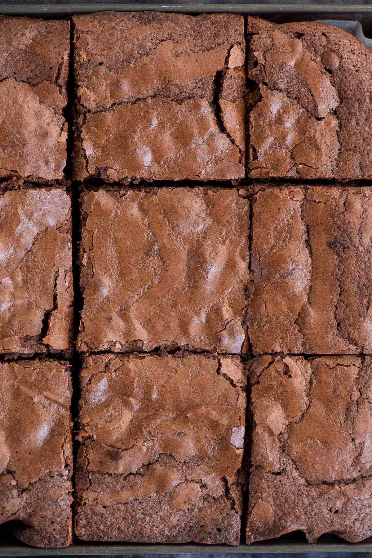 Brownies tagliati a quadrati nella teglia da forno
