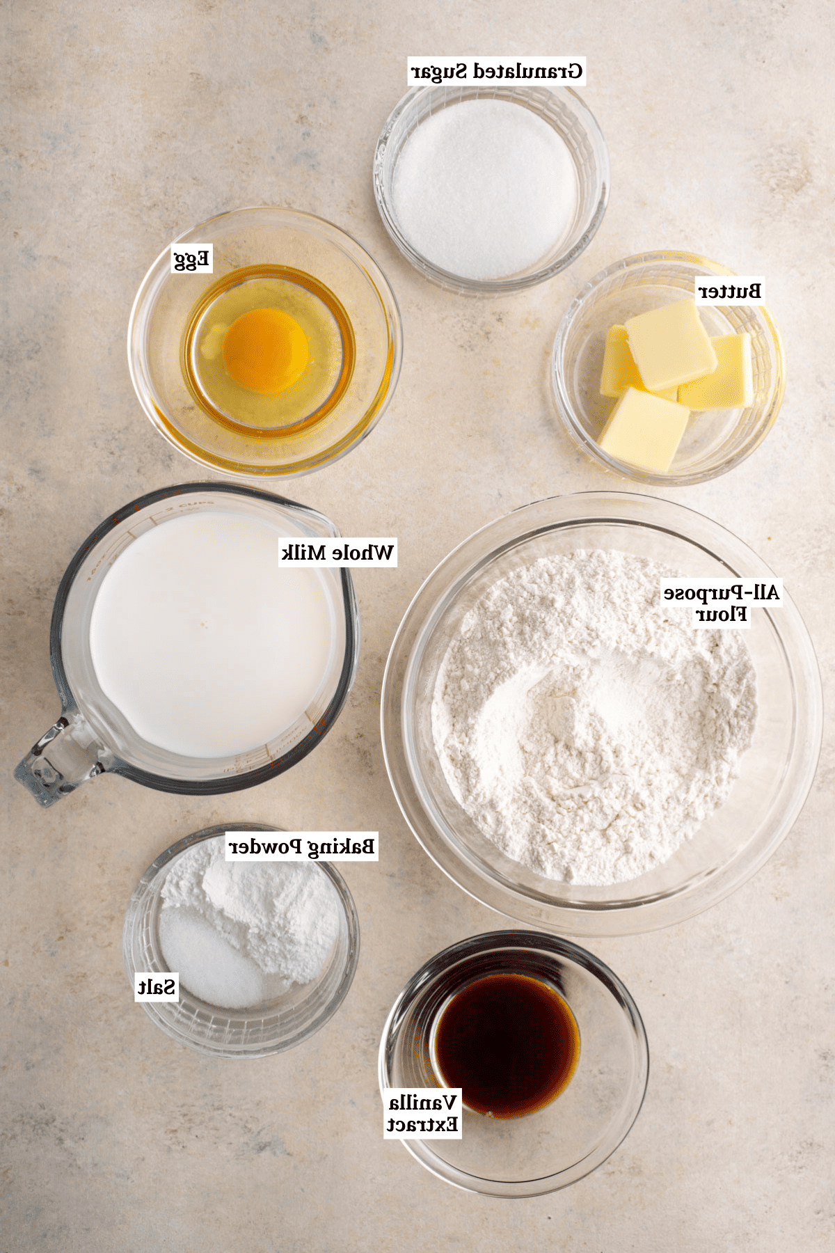 Pancakes Soffici Fatti in Casa 4 Ingredienti per i pancake, inclusi farina 00, zucchero semolato, lievito in polvere, sale, latte, uovo, burro non salato e estratto di vaniglia.