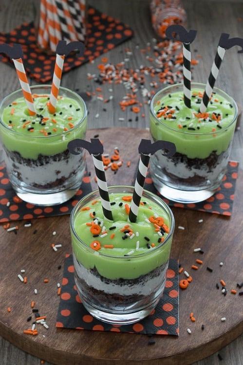 Festeggia Halloween con un parfait di budino. Mescola budino verde e aggiungi pezzi di brownie, panna montata e Oreo. Guarnisci il parfait con gambe di strega facili da realizzare!