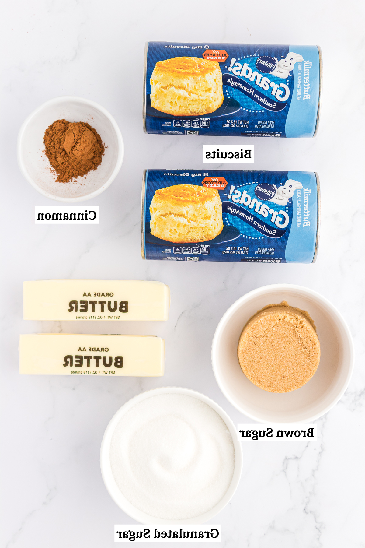 Pane delle scimmie di biscotti 4 Ingredienti per il Monkey Bread, inclusi impasto refrigerato per biscotti, cannella, burro, zucchero di canna e zucchero semolato