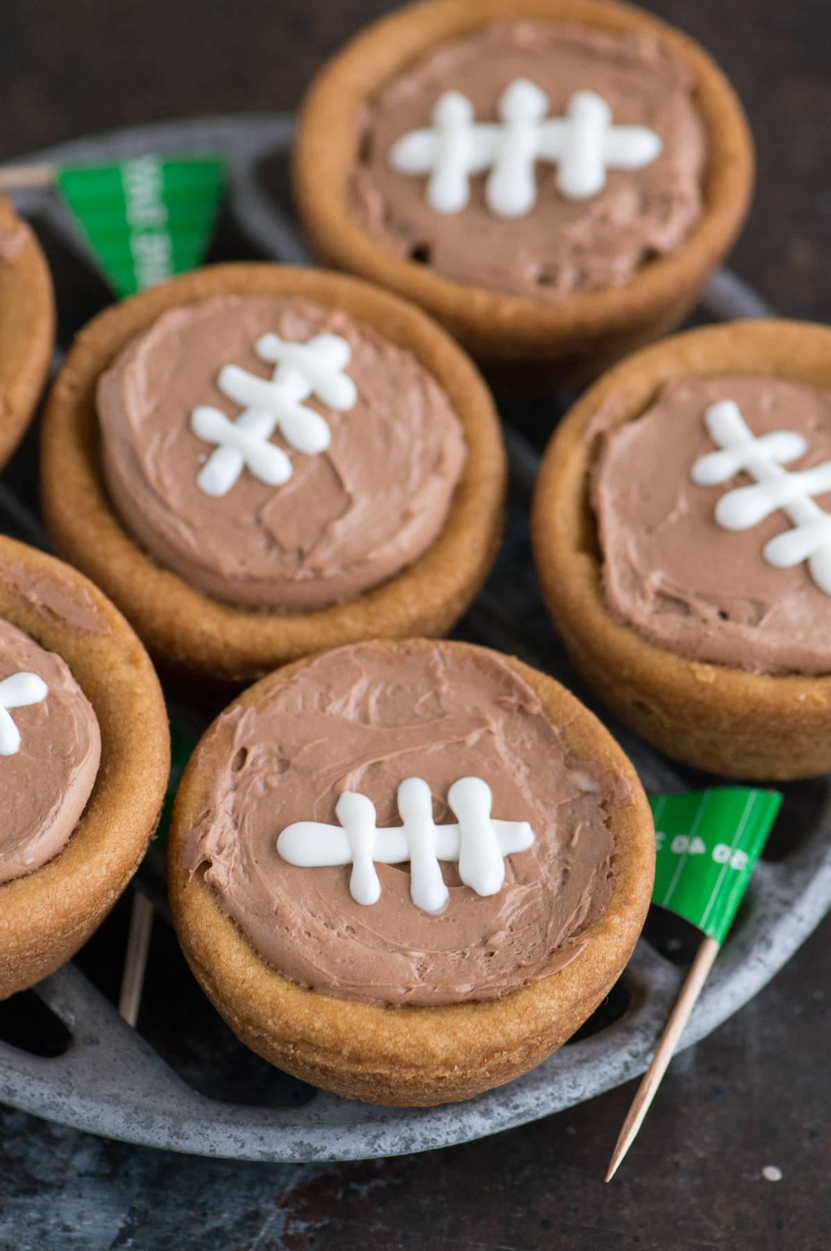 **Coppette Football di Biscotti allo Zucchero** 4 Biscotti a tazza a tema football con cheesecake su un piatto da portata