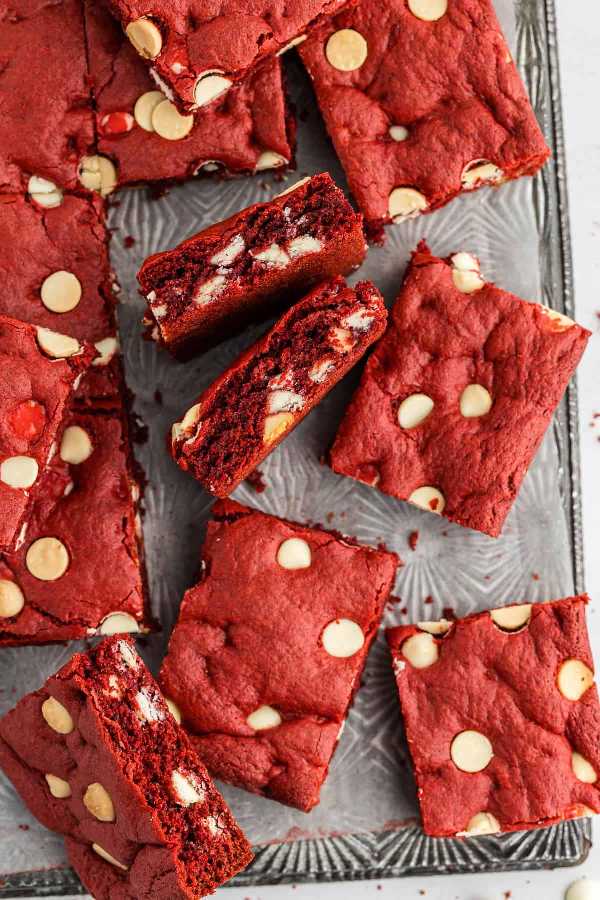 Barrette di biscotti da preparato per torte 4 red velvet cake mix cookie bars on a silver tray, some laying flat and some up on their sides