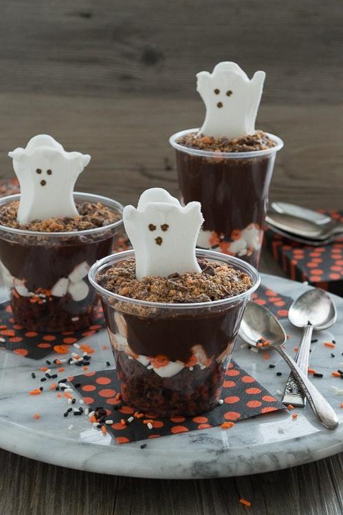Festeggia Halloween con un parfait di budino! Aggiungi brownie, marshmallow, budino e le tue caramelle di Halloween preferite.