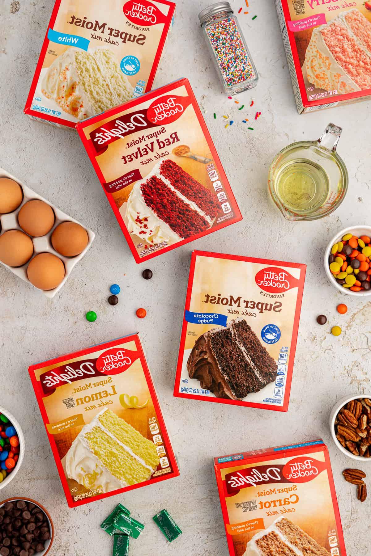 Fare Biscotti dal Mix per Torte 4 Ingredienti per biscotti con preparato per torte, inclusi olio vegetale, preparato per torte alla fragola, preparato per torte bianco, preparato per torte red velvet, preparato per torte al cioccolato, preparato per torte al limone, uova, M&M's, noci, Reese's Pieces, codette e Andes mints