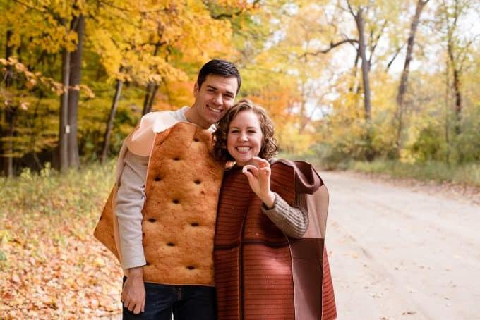 Mano che tiene una piccola zucca decorativa, simbolo dell'annuncio di gravidanza