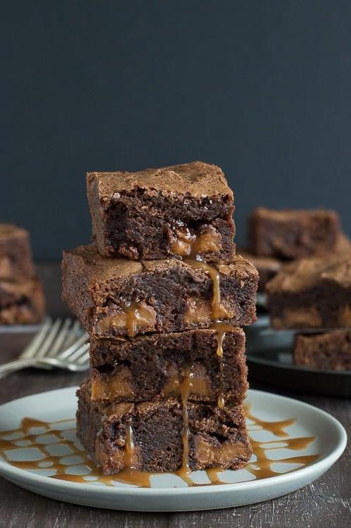 Brownies al cioccolato fondente ripieni di Rolo: incredibilmente morbidi e gocciolanti di caramello!