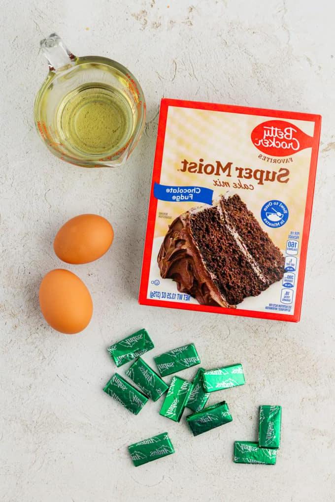 Fare Biscotti dal Mix per Torte 32 Ingredienti per biscotti Andes Mint con preparato per torte, inclusi una scatola di preparato per torte al cioccolato, Andes mints, due uova e olio vegetale