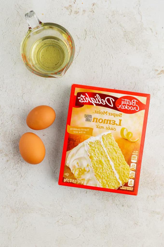 Fare Biscotti dal Mix per Torte 34 Ingredienti per biscotti al limone con preparato per torte, inclusi una scatola di preparato per torte al limone, due uova, e olio vegetale