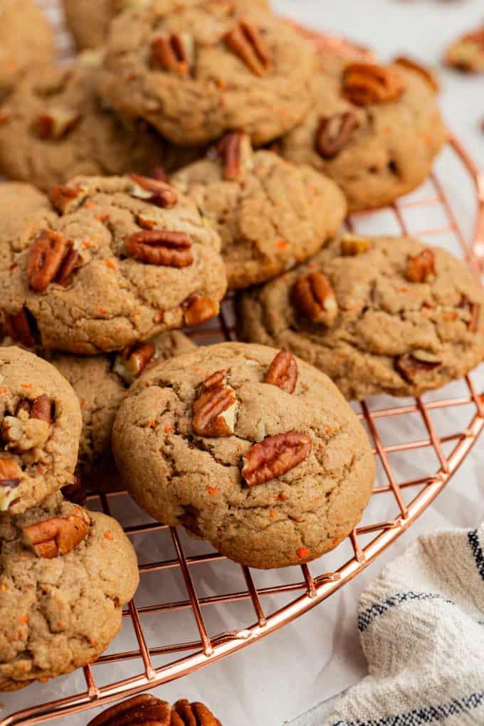 Fare Biscotti dal Mix per Torte 37 Biscotti Torta di Carote con Preparato per Torte su un piatto