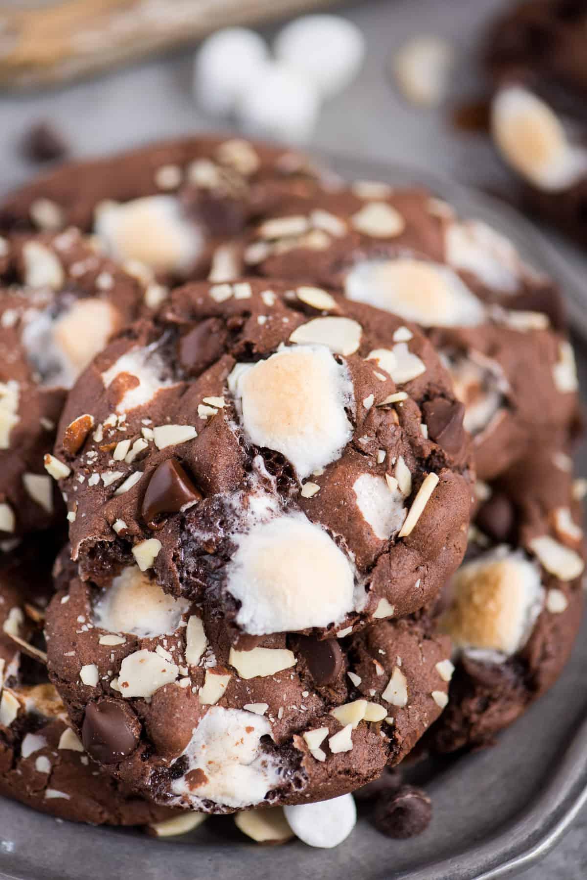 Biscotti Rocky Road su un piatto di metallo, pronti per essere gustati.