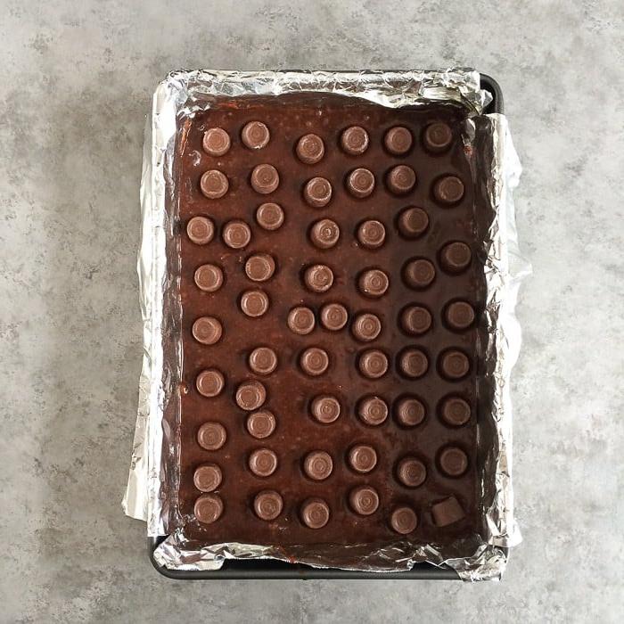 Brownies al cioccolato fondente ripieni di Rolo: incredibilmente morbidi e gocciolanti di caramello!
