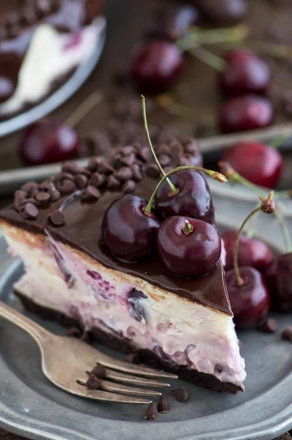 Cheesecake al cioccolato e ciliegie pronto per essere infornato