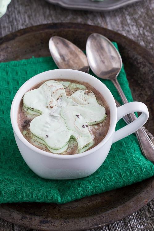 Marshmallow Menta e Cioccolato a Forma di Trifoglio - una divertente ricetta di marshmallow fatti in casa per San Patrizio. Marshmallow Menta e Cioccolato a Forma di Trifoglio in una tazza di cioccolata calda.