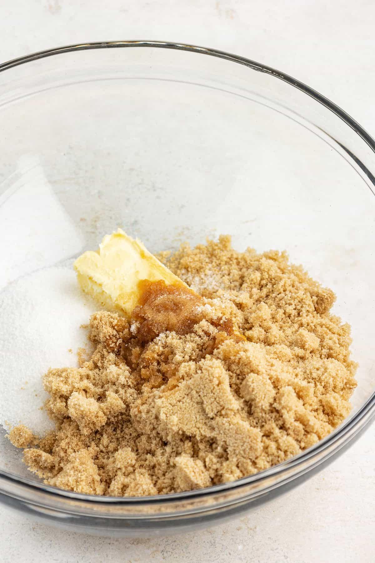 **Semplice Impasto per Biscotti Commestibile** 5 brown sugar, granulated sugar, butter, vanilla extract and salt in a clear glass bowl