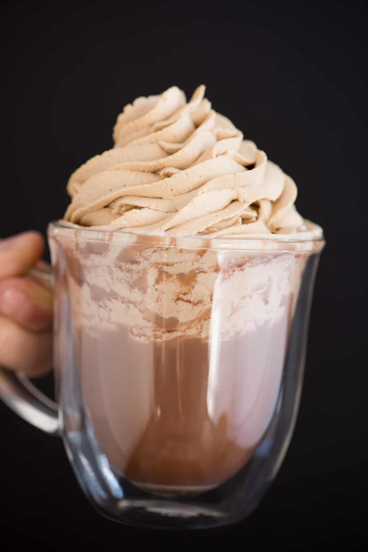 Panna montata al caffè 4 panna montata al caffè decorata su cioccolata calda in una tazza trasparente