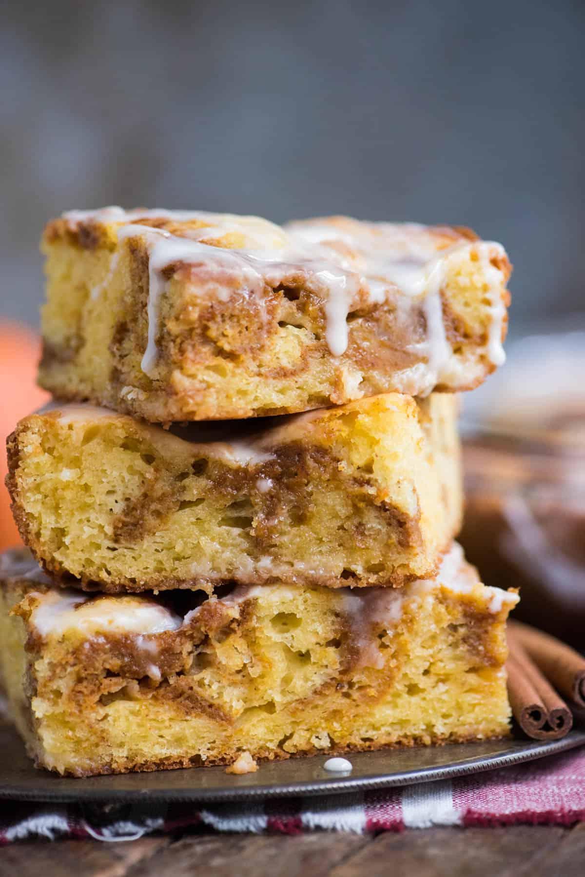 Facile Torta alla Zucca Marmorizzata 5 Tre pezzi di torta caffè alla zucca impilati su un piatto di metallo.