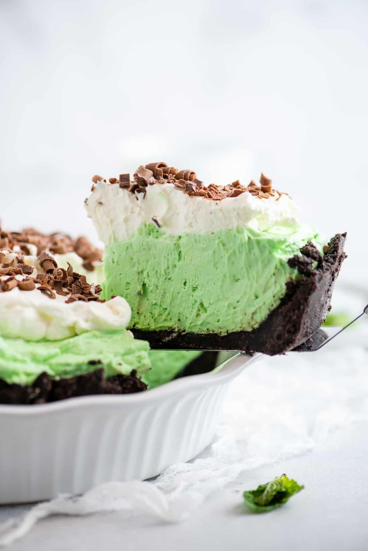 Torta Grasshopper Analcolica 5 fetta di torta grasshopper rimossa dalla teglia bianca