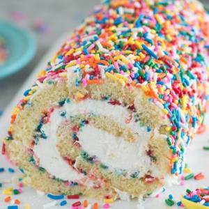 Rotolo di Torta Confetti 5 Il Rotolo di Torta Funfetti, perfettamente arrotolato e pronto per essere gustato. Un classico intramontabile per ogni festa!