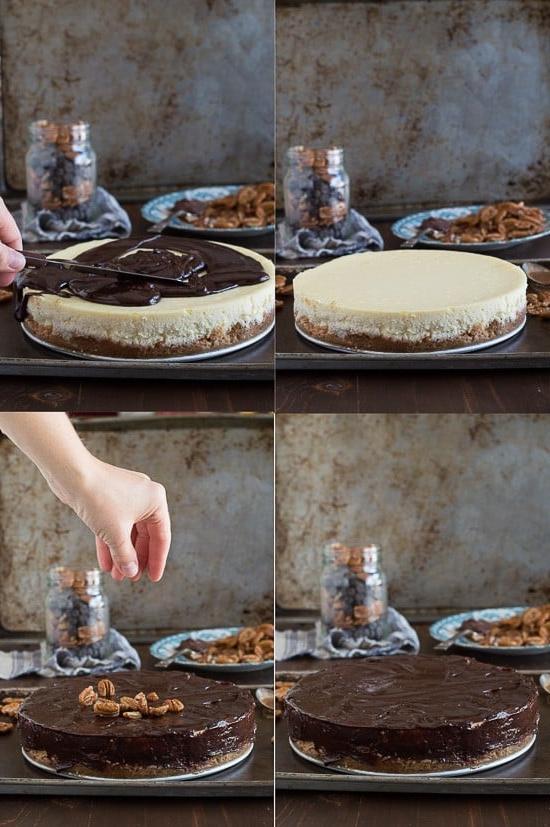 Questa è la migliore cheesecake tartaruga! È ricca e così cremosa. Guarnita con ganache al cioccolato, noci pecan e salsa al caramello.