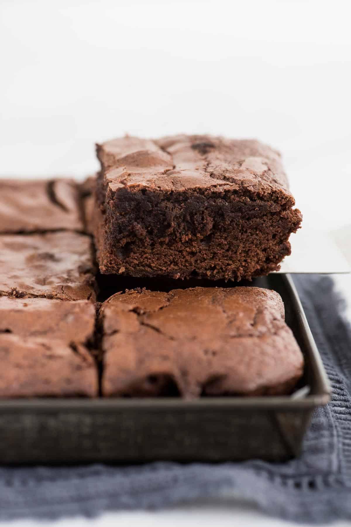 Brownie rimosso dalla teglia con una spatola metallica