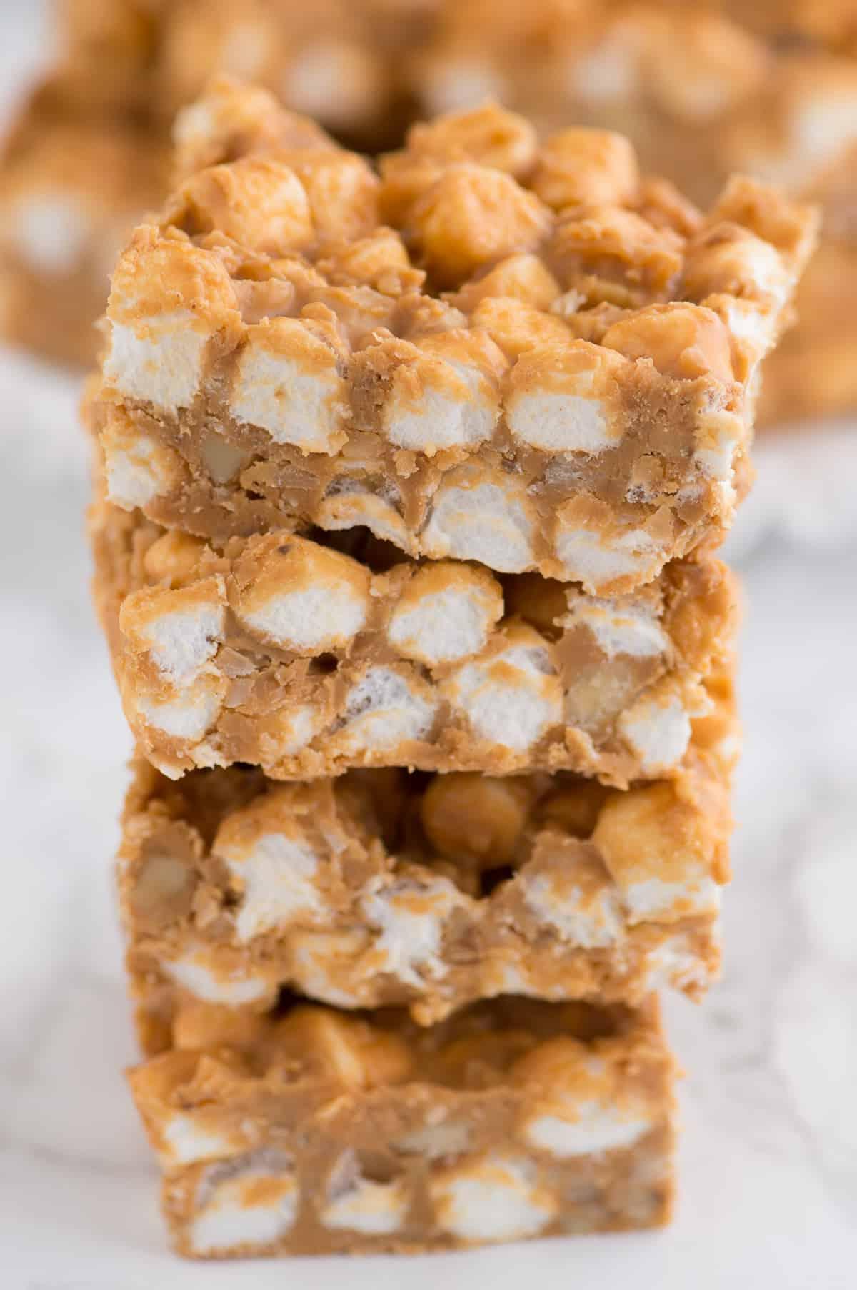 Barrette Senza Cottura al Butterscotch e Marshmallow 5 Tre barrette marshmallow al butterscotch impilate una sull'altra su sfondo bianco, con un focus sulla loro consistenza interna e gli ingredienti visibili.