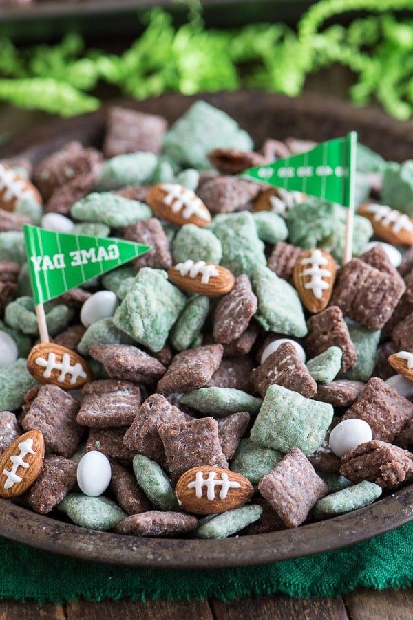 Calcio Puppy Chow 5 Puppy Chow Football Americano verde e marrone con mandorle a forma di pallone e bandierine Game Day