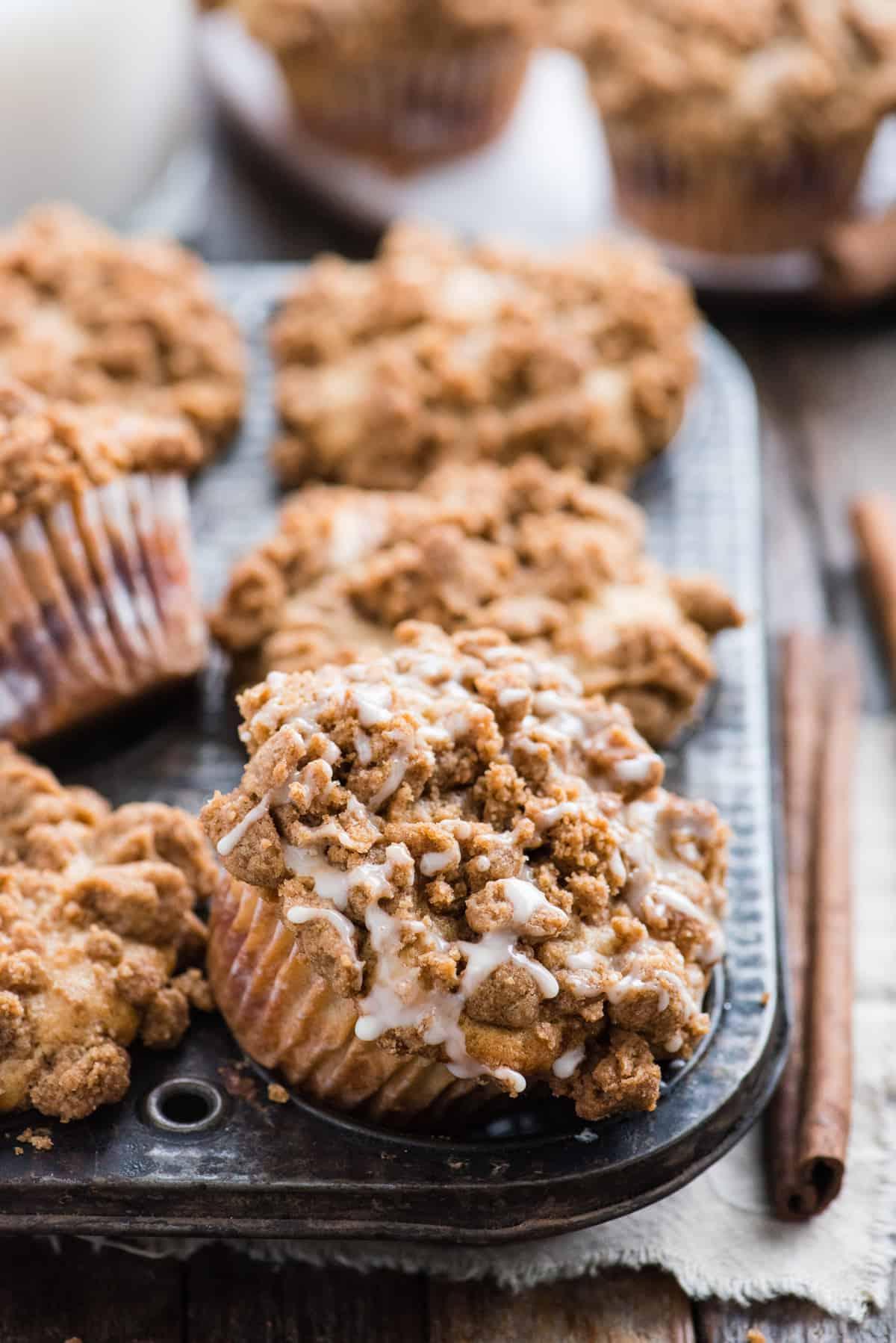 Muffin alla Sbriciolata 5 sei muffin al caffè in una teglia da muffin metallica su sfondo di legno
