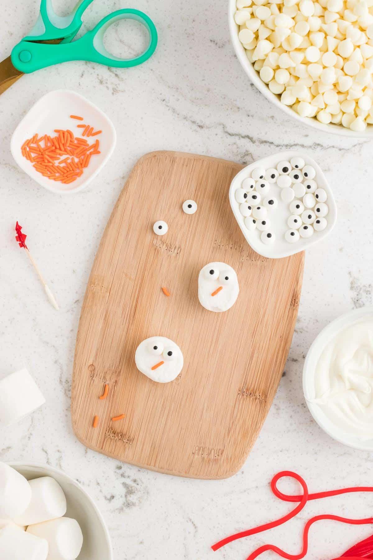come assemblare le testoline di marshmallow pupazzo di neve