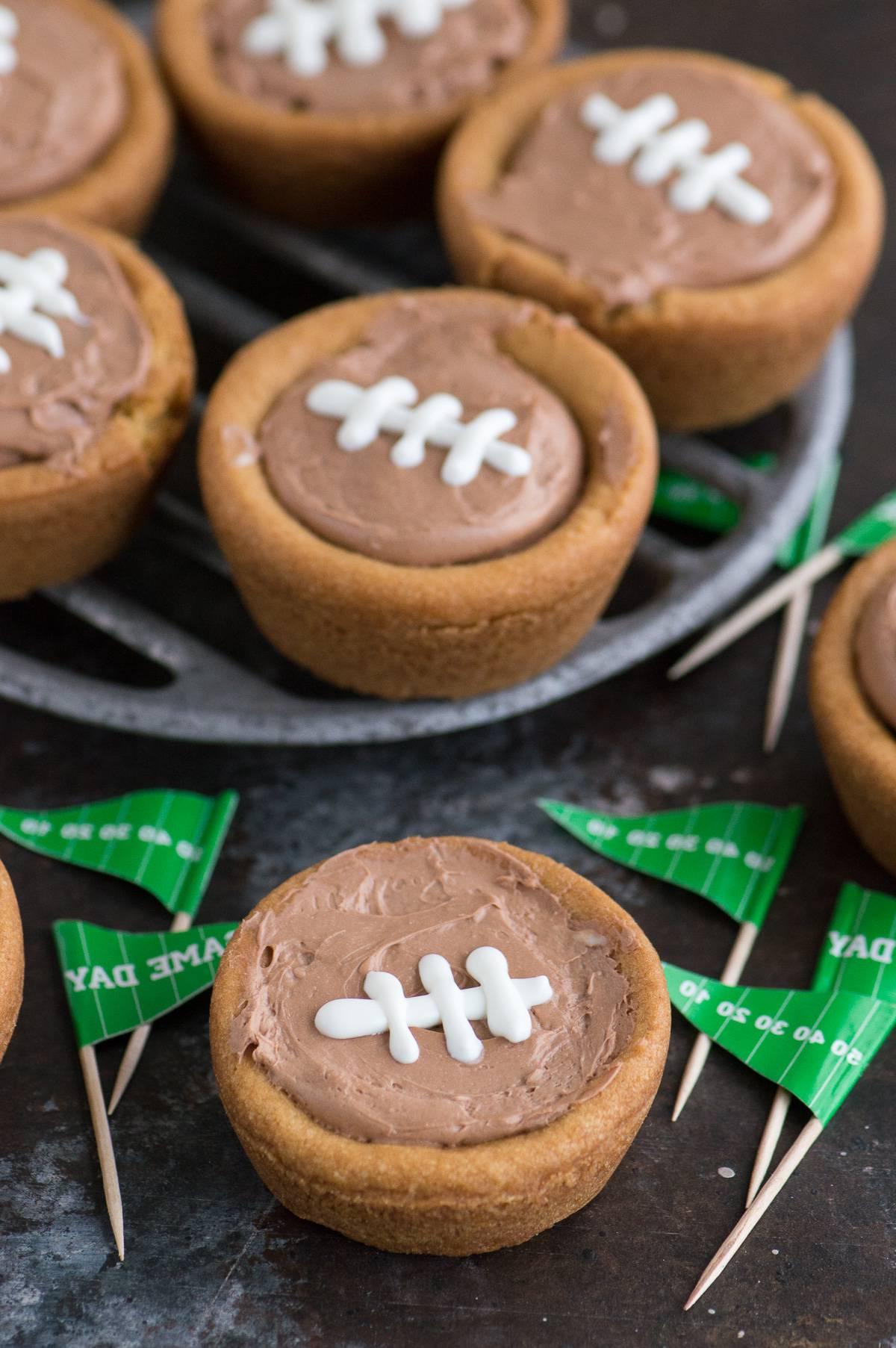 **Coppette Football di Biscotti allo Zucchero** 5 Un dessert divertente per il giorno della partita - biscotti a tazza a tema football con cheesecake su un piatto da portata.