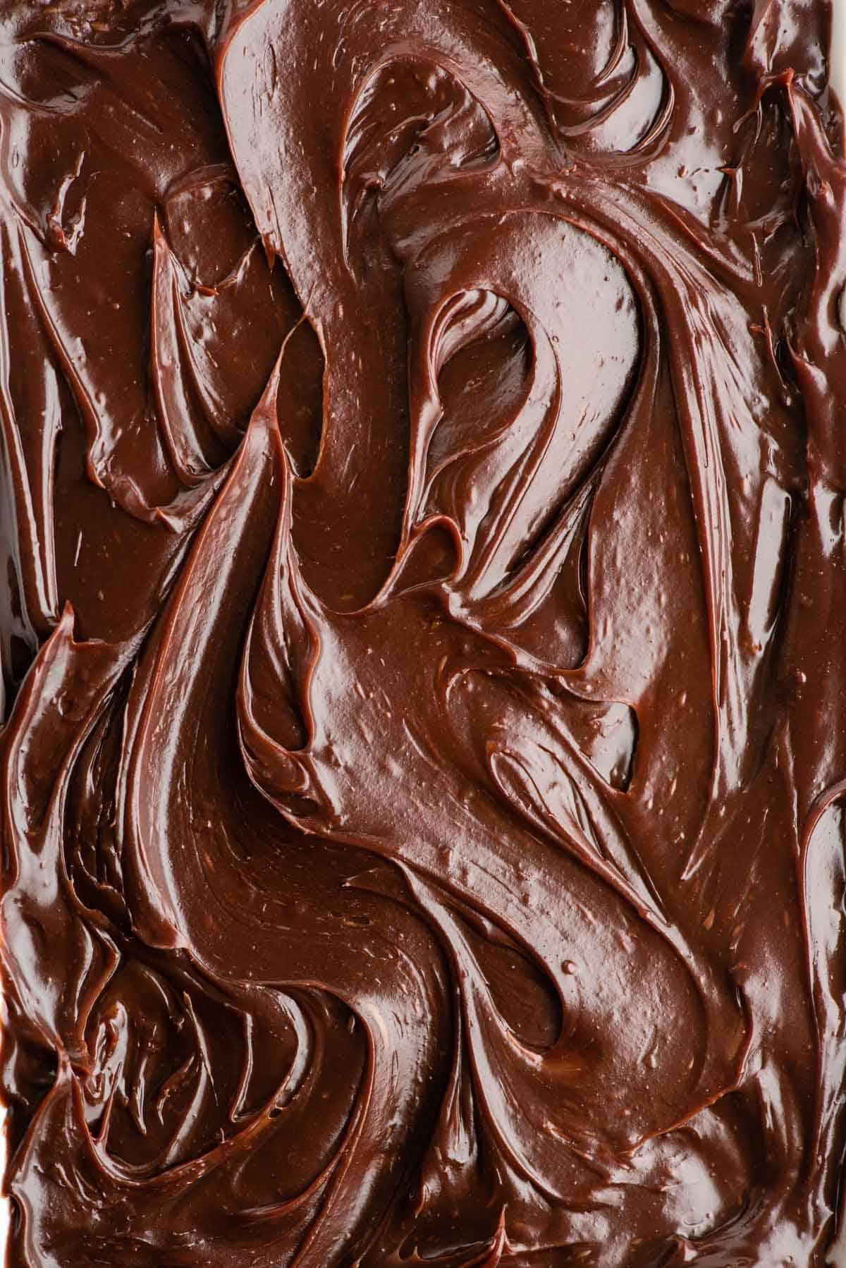 **Salsa Calda al Cioccolato Fondente** 5 Un primo piano della salsa hot fudge spalmata su una superficie