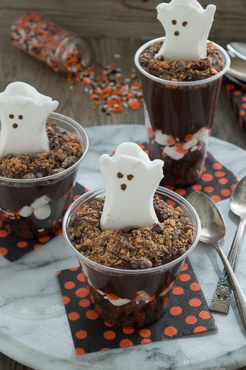 Festeggia Halloween con un parfait di budino! Aggiungi brownie, marshmallow, budino e le tue caramelle di Halloween preferite.