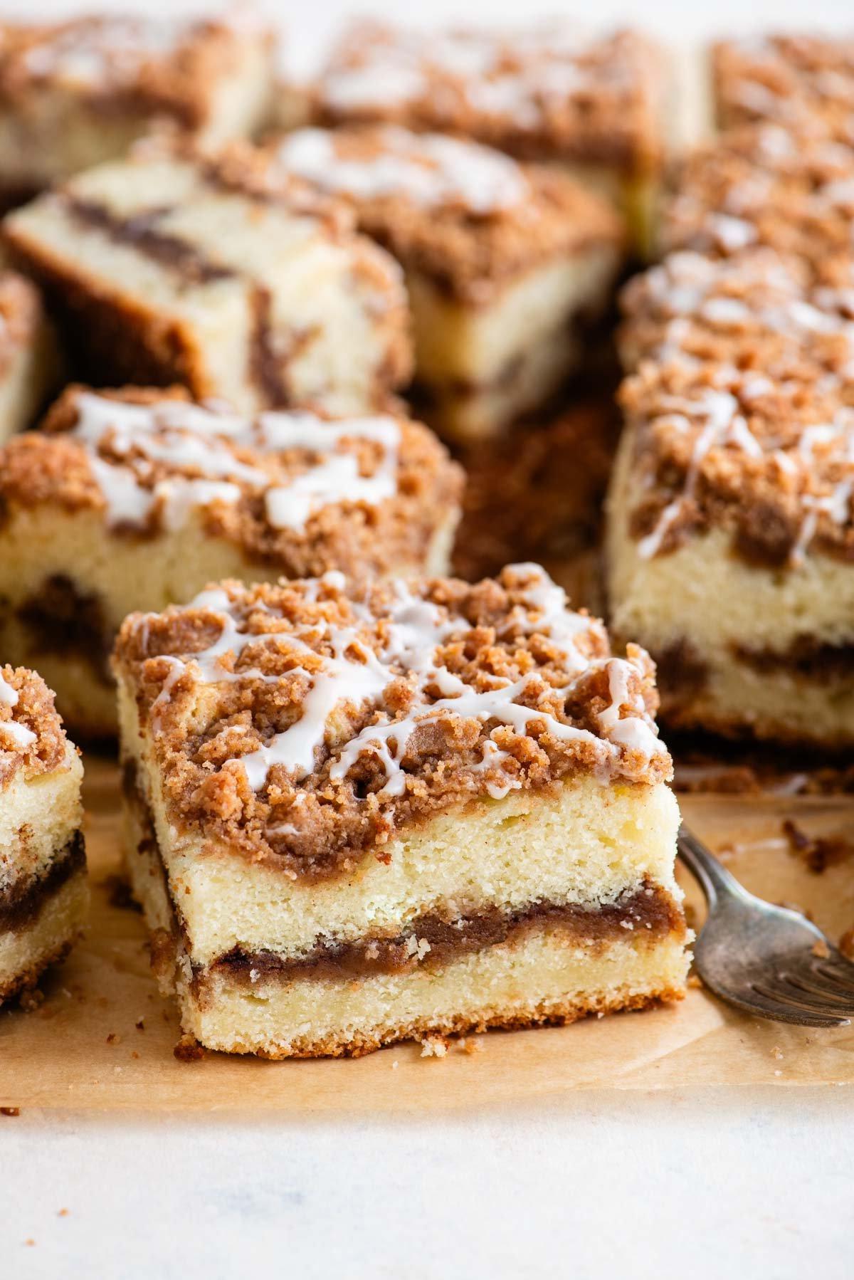 Ricetta Torta Umida al Caffè 5 Fette di torta al caffè disposte su carta marrone con una forchetta al centro
