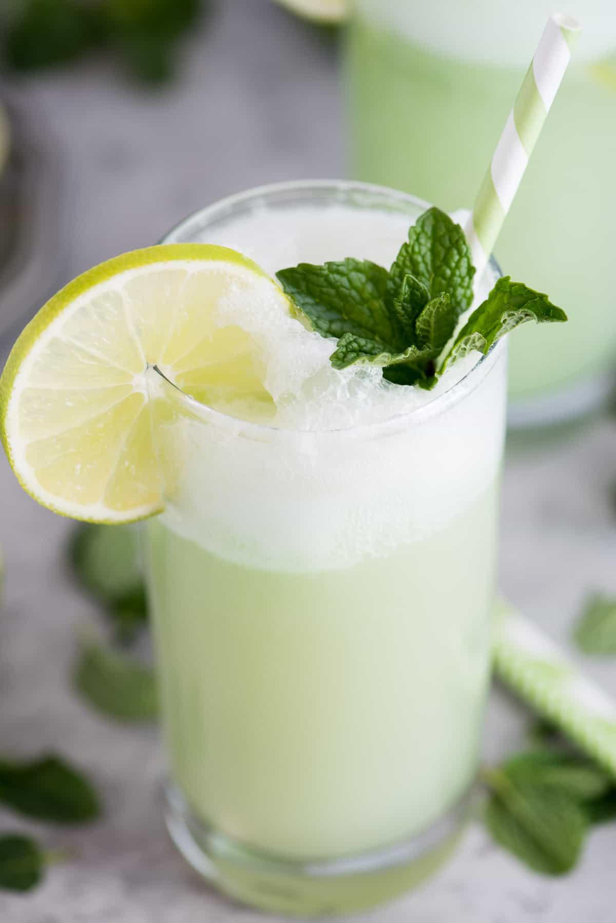 Grande ciotola di punch al sorbetto al lime per una festa estiva o un evento speciale.