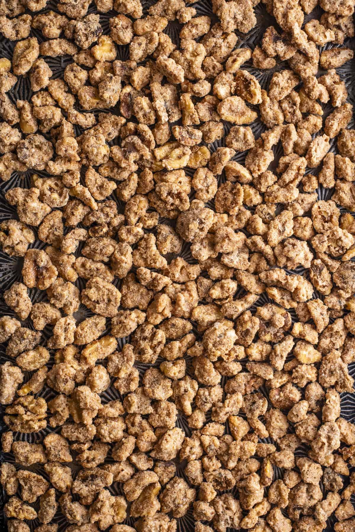 primo piano di molte noci pralinate distribuite in un unico strato