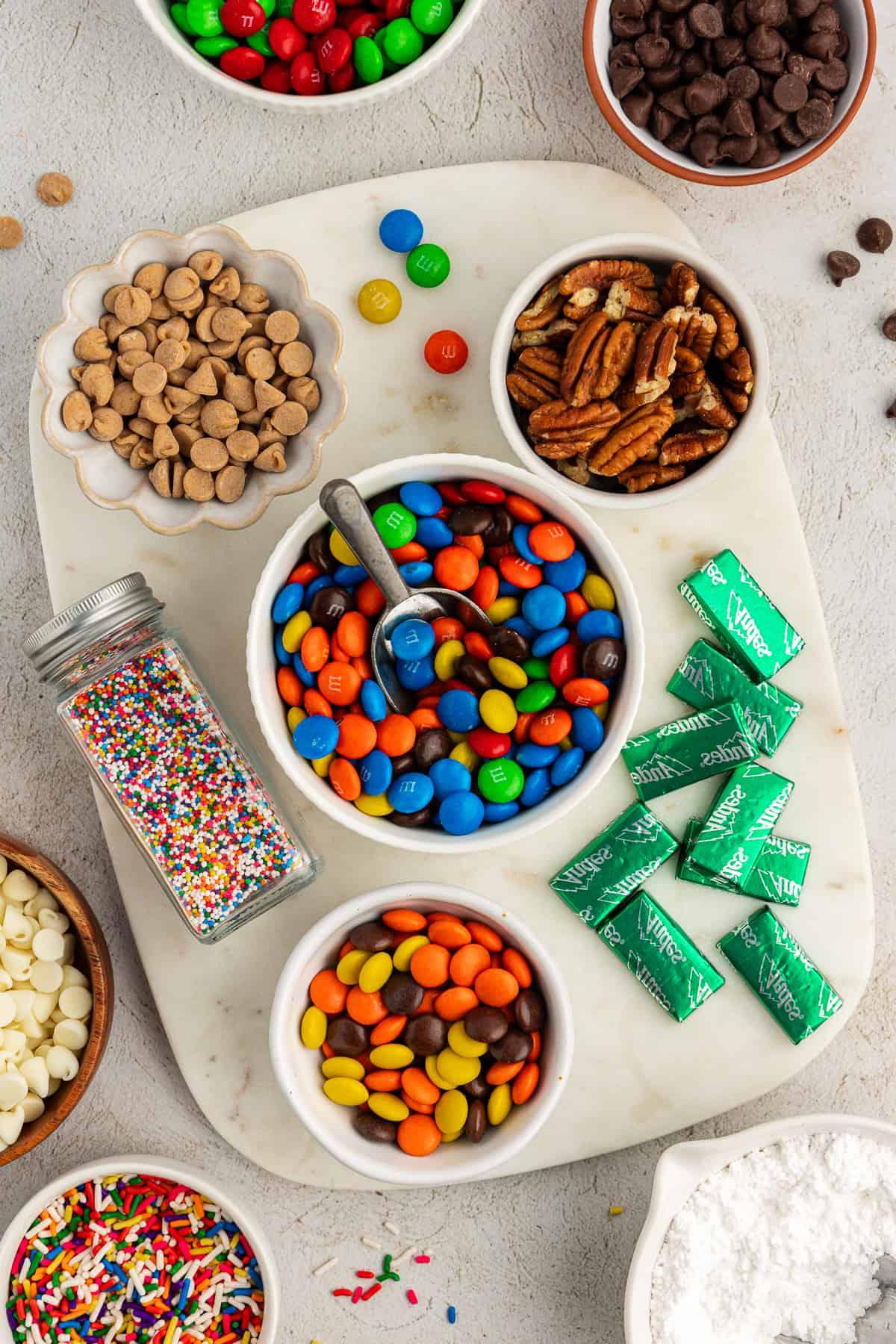 Fare Biscotti dal Mix per Torte 5 Mix-ins per biscotti con preparato per torte, inclusi gocce di cioccolato, M&M's, noci pecan, gocce di burro d'arachidi, M&M's rossi e verdi, Andes mints, codette colorate, gocce di cioccolato bianco e zucchero a velo