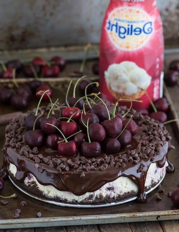 Ingredienti per il cheesecake al cioccolato e ciliegie
